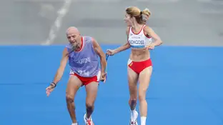 Elena Congost ayuda a su guía Mia Carol en el maratón Elena Congost ayuda a su guía Mia Carol en el maratón