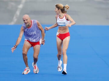 Elena Congost ayuda a su guía Mia Carol en el maratón