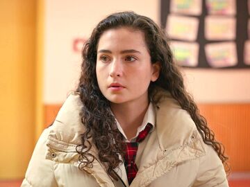 Aybike no puede ocultar sus celos al ver que una compa&ntilde;era de clase empieza a acercarse peligrosamente a Berk 