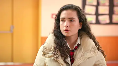 Aybike no puede ocultar sus celos al ver que una compañera de clase empieza a acercarse peligrosamente a Berk Aybike no puede ocultar sus celos al ver que una compañera de clase empieza a acercarse peligrosamente a Berk