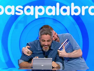 El atrevido gesto de Rubén Ochandiano con Roberto Leal que desata las risas en Pasapalabra El atrevido gesto de Rubén Ochandiano con Roberto Leal que desata las risas en Pasapalabra