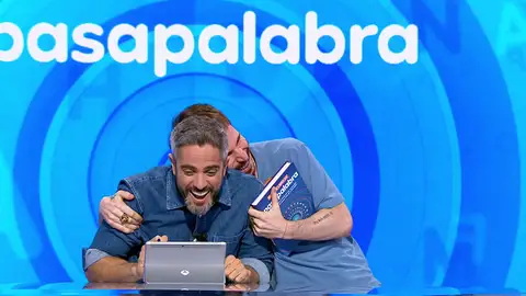 El atrevido gesto de Rubén Ochandiano con Roberto Leal que desata las risas en Pasapalabra El atrevido gesto de Rubén Ochandiano con Roberto Leal que desata las risas en Pasapalabra