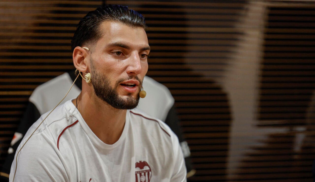 El futbolista Rafa Mir