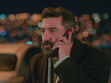 Akif, desesperado, intenta evitar que la carta con su confesi&oacute;n llegue a manos de &Ouml;mer