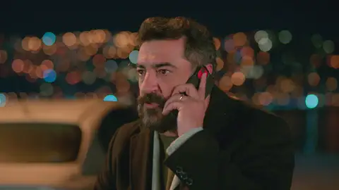 Akif, desesperado, intenta evitar que la carta con su confesión llegue a manos de Ömer Akif, desesperado, intenta evitar que la carta con su confesión llegue a manos de Ömer