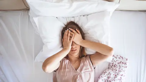 Mujer cansada en la cama Mujer cansada en la cama