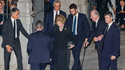 La reina Sofía se tropieza a la salida de la misa funeral de Juan Gómez-Acebo La reina Sofía se tropieza a la salida de la misa funeral de Juan Gómez-Acebo