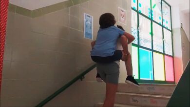María Jesús, a cuestas con su hijo con discapacidad por un mal funcionamiento del ascensor del colegio: 