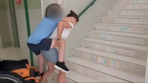 La madre llevando a su hijo a cuestas La madre llevando a su hijo a cuestas