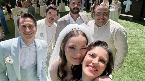 ¡El evento del año! Así vivieron los actores de Secretos de familia el rodaje de la boda de Tugce y Efe ¡El evento del año! Así vivieron los actores de Secretos de familia el rodaje de la boda de Tugce y Efe