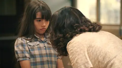 Capítulo 140 de Sueños de libertad; 10 de septiembre: Julia se intenta escapar de su padre pero vuelve por miedo a perder a Digna y Begoña