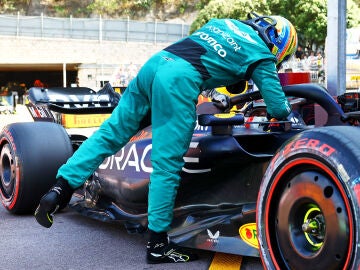 Fernando Alonso saludando a Verstappen en el GP de Mónaco 2023