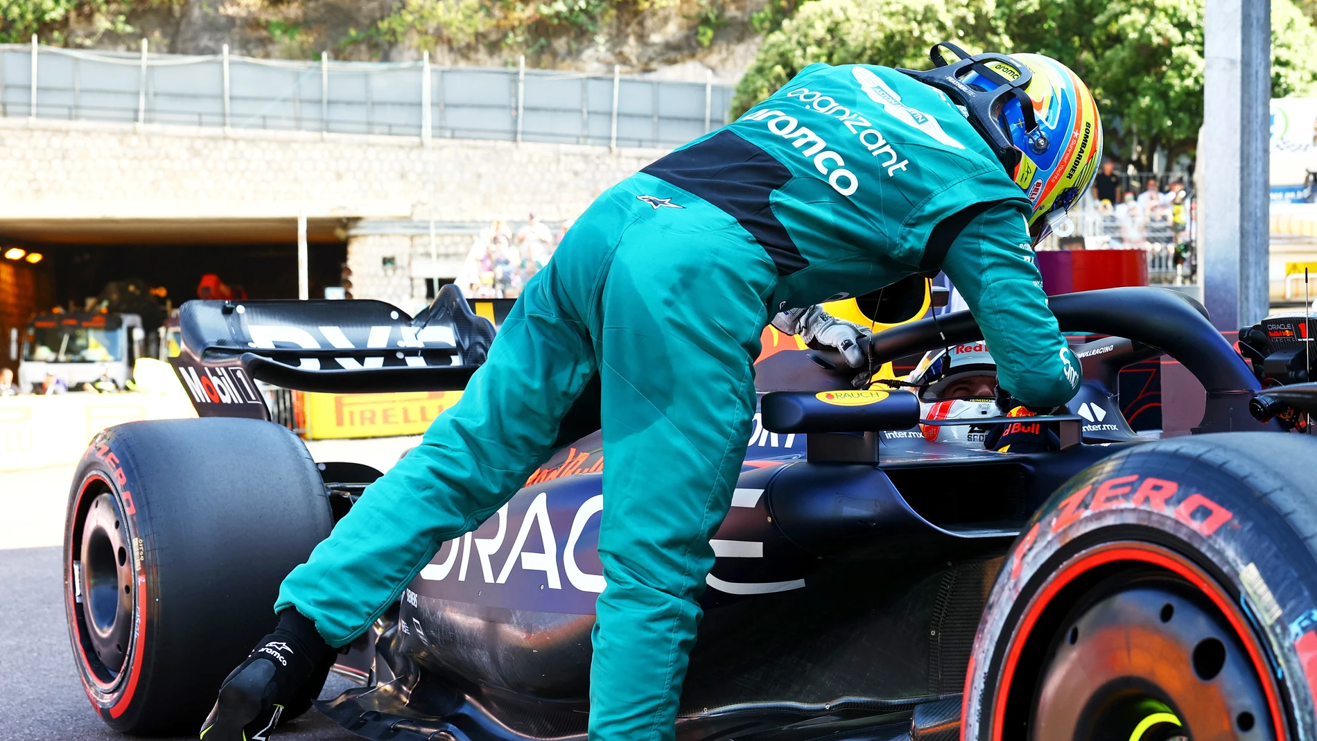 Fernando Alonso saludando a Verstappen en el GP de Mónaco 2023 Fernando Alonso saludando a Verstappen en el GP de Mónaco 2023
