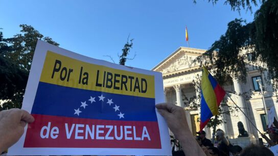 Cientos de venezolanos se congregan frente al Congreso para reivindicar la victoria de la oposici&oacute;n