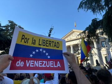 Cientos de venezolanos se congregan frente al Congreso para reivindicar la victoria de la oposición