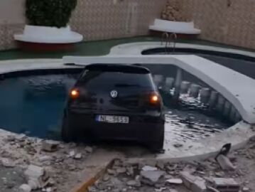 Vídeo del coche dentro de la piscina del hotel de Torrevieja