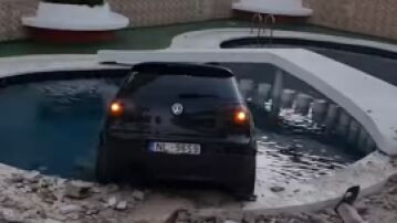 Vídeo del coche dentro de la piscina del hotel de Torrevieja