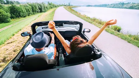 Una pareja en un descapotable Una pareja en un descapotable