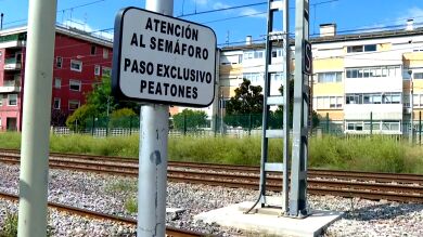 Atropello mortal en Barcelona: una adolescente fallece arrollada por un tren en un paso a nivel