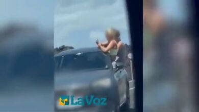 Nueva temeridad al volante: tres jóvenes se sacan selfies sentados con el cuerpo por fuera del coche en Lanzarote