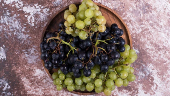 Racimo de uvas verdes y moradas