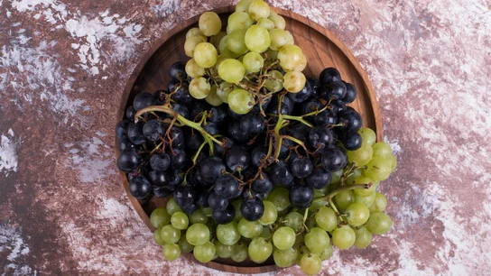 Racimo de uvas verdes y moradas Racimo de uvas verdes y moradas