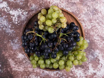 Racimo de uvas verdes y moradas Racimo de uvas verdes y moradas