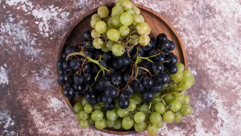 Racimo de uvas verdes y moradas Racimo de uvas verdes y moradas