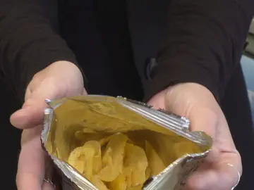 Bolsa de patatas medio vacía Bolsa de patatas medio vacía