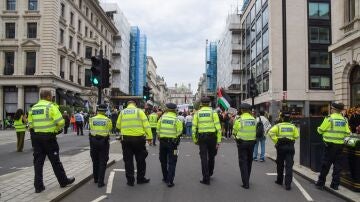 Imagen de archivo de los agentes ante una protesta en Reino Unido