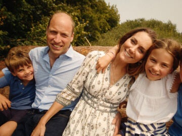 El príncipe Guillermo y la princesa de Gales, Kate, posan con sus hijos