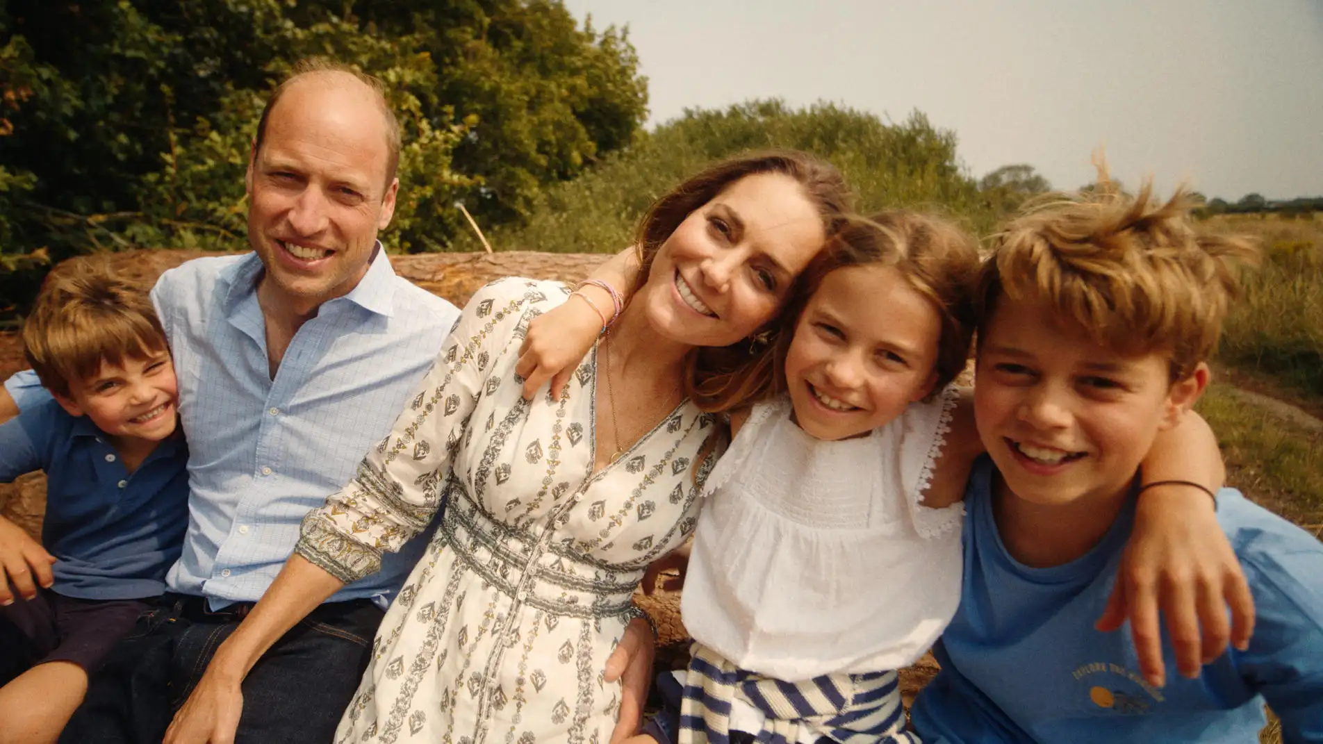 El pr&iacute;ncipe Guillermo y la princesa de Gales, Kate, posan con sus hijos