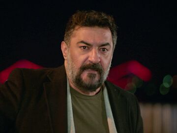 En el &uacute;ltimo cap&iacute;tulo de Hermanos: el gran el secreto de Akif, en la cuerda floja... &iexcl;Cansu lo sabe todo!