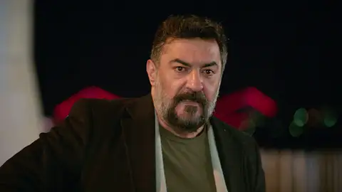 En el último capítulo de Hermanos: el gran el secreto de Akif, en la cuerda floja... ¡Cansu lo sabe todo! En el último capítulo de Hermanos: el gran el secreto de Akif, en la cuerda floja... ¡Cansu lo sabe todo!
