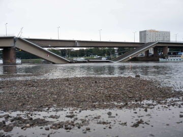 El puente Carola (Carolabruecke) se derrumbó en el Elba en Dresde, Alemania