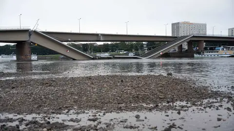 El puente Carola (Carolabruecke) se derrumbó en el Elba en Dresde, Alemania El puente Carola (Carolabruecke) se derrumbó en el Elba en Dresde, Alemania