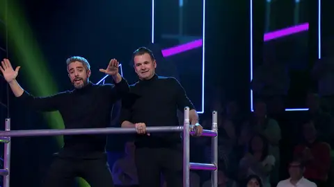 Puntería, oído y mucha marcha: así ha sido el enfrentamiento de López y Leal contra José Corbacho y Mónica Cruz Puntería, oído y mucha marcha: así ha sido el enfrentamiento de López y Leal contra José Corbacho y Mónica Cruz