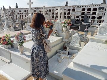 Tumba destrozada en el cementerio de San Fernando