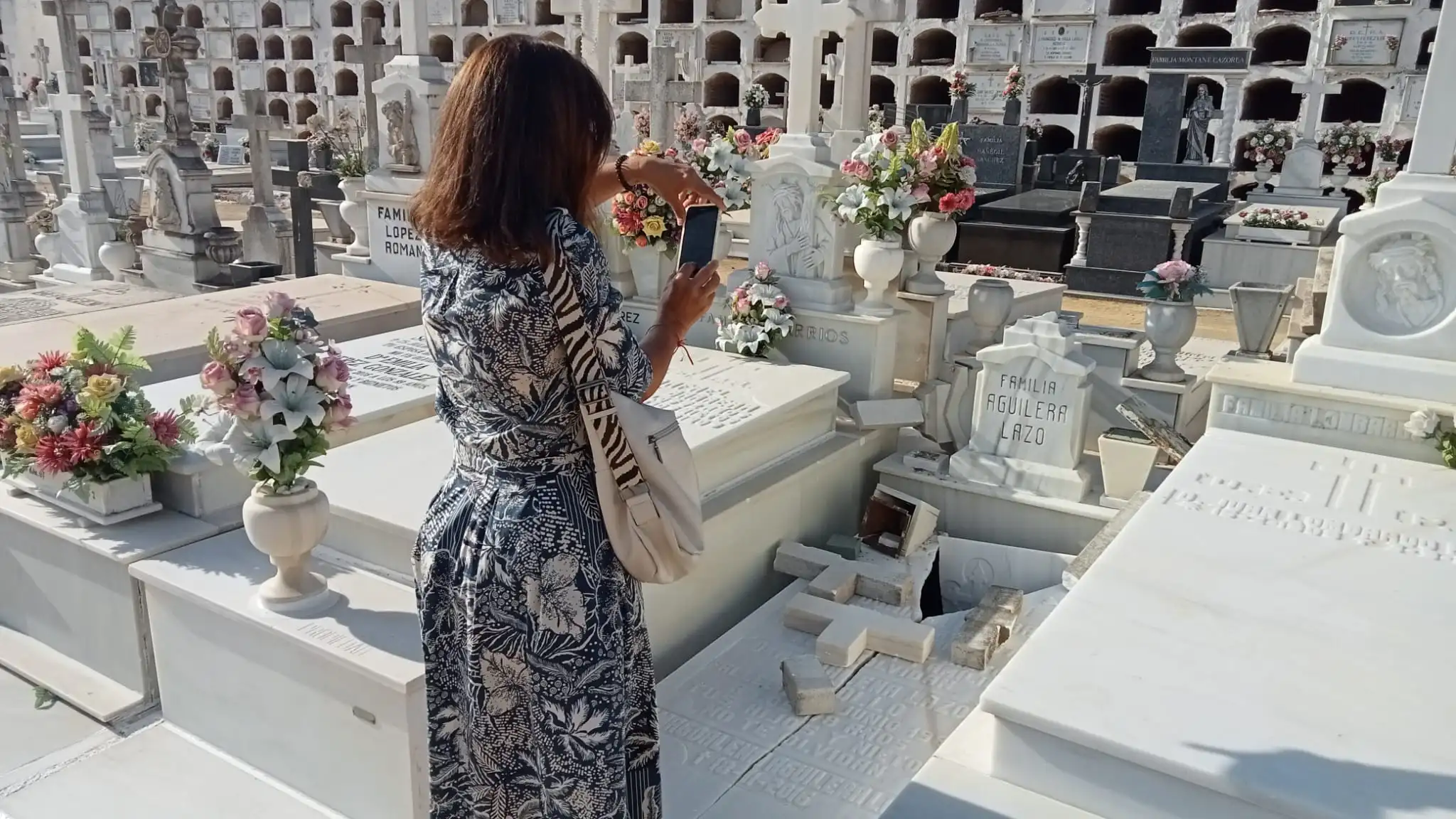 Tumba destrozada en el cementerio de San Fernando