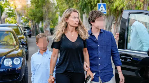 Carla Goyanes y sus hijos en el funeral de su padre, Carlos Goyanes Carla Goyanes y sus hijos en el funeral de su padre, Carlos Goyanes