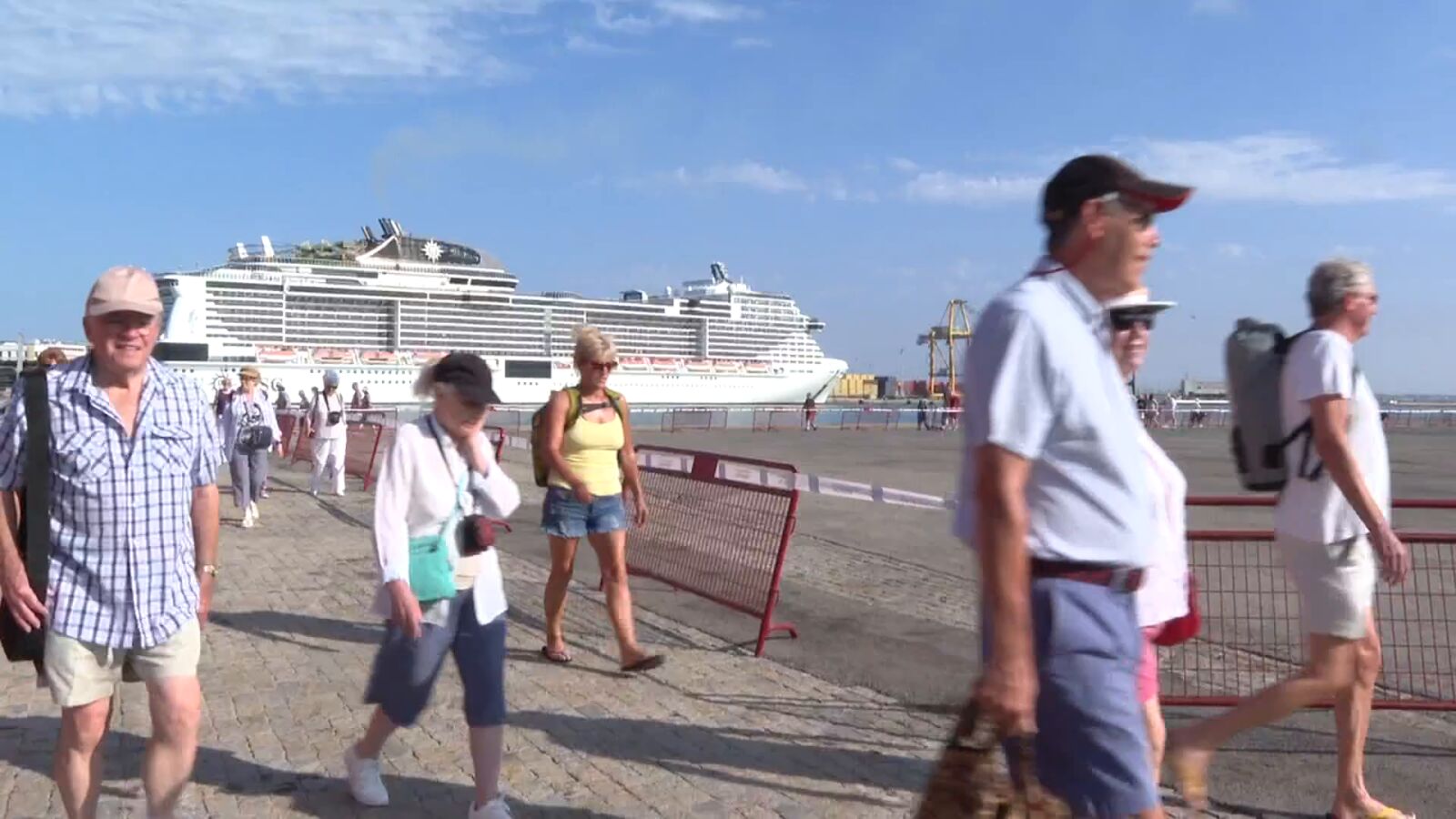 Unos 10.000 turistas de 3 megacruceros desembarcan en Cádiz en el mismo día