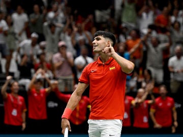 Carlos Alcaraz celebra un punto ante Machac en la Copa Davis