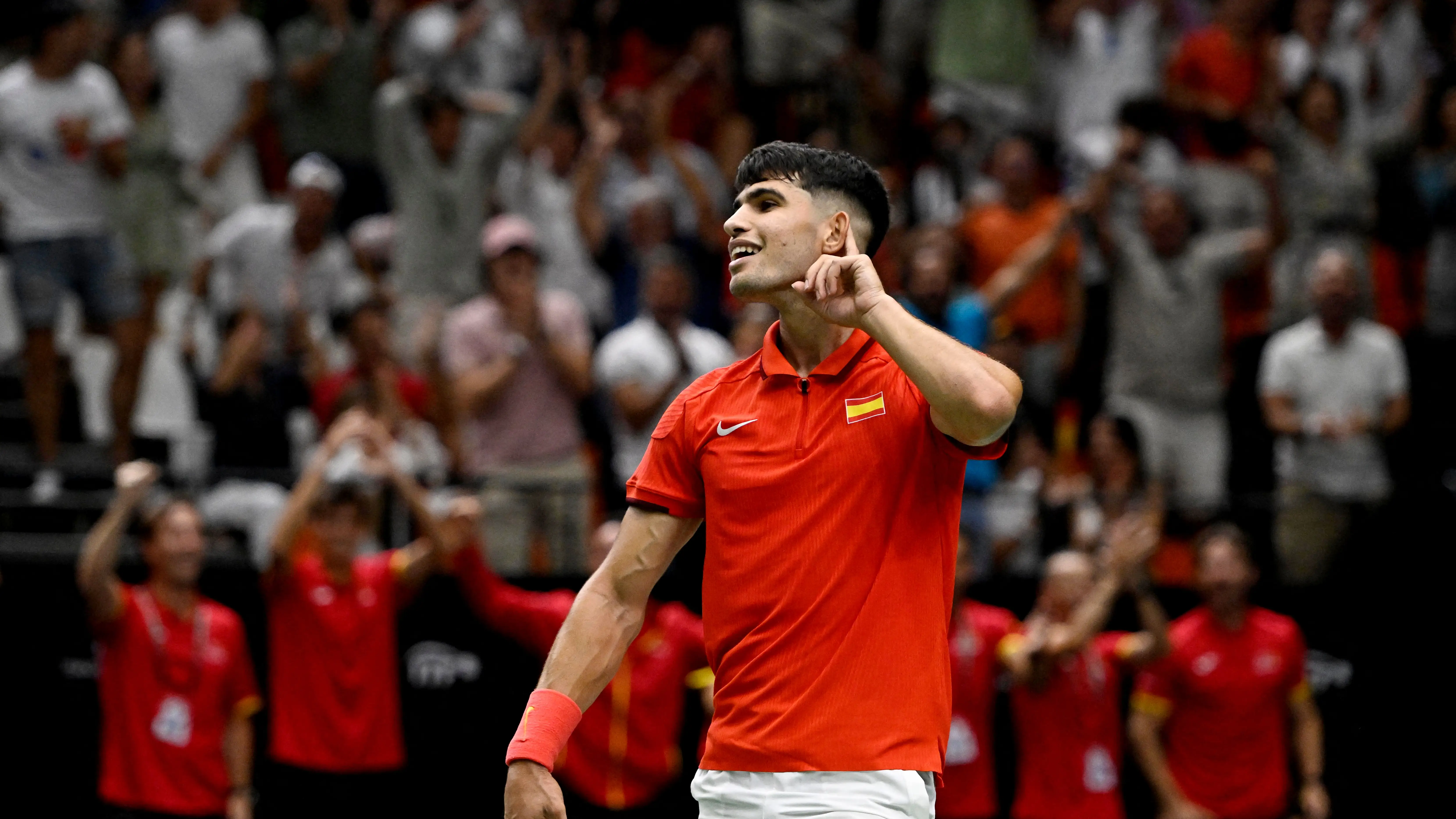 Carlos Alcaraz celebra un punto ante Machac en la Copa Davis