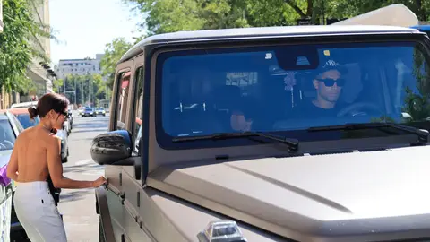 Hiba Abouk y Achraf Hakimi se suben al mismo coche Hiba Abouk y Achraf Hakimi se suben al mismo coche