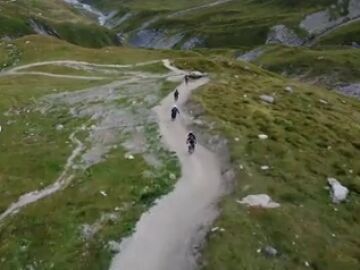 Una ruta de 160 km por los Alpes en monociclo eléctrico 