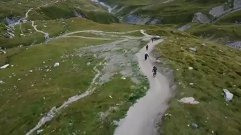 Una ruta de 160 km por los Alpes en monociclo eléctrico Una ruta de 160 km por los Alpes en monociclo eléctrico