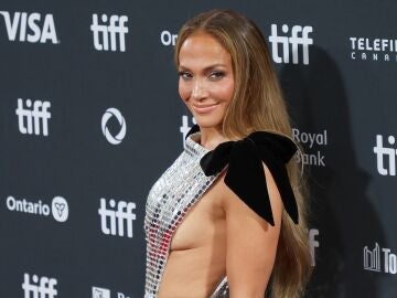 Jennifer Lopez con su vestido de la venganza plateado en el TIFF 2024