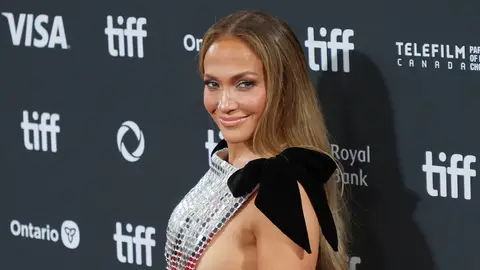 Jennifer Lopez con su vestido de la venganza plateado en el TIFF 2024 Jennifer Lopez con su vestido de la venganza plateado en el TIFF 2024