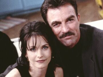 Monica Geller (Courtney Cox) y Richard Burke (Tom Selleck) en Friends