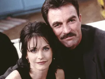 Monica Geller (Courtney Cox) y Richard Burke (Tom Selleck) en Friends Monica Geller (Courtney Cox) y Richard Burke (Tom Selleck) en Friends